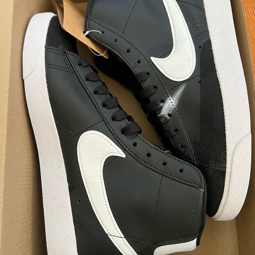Nike blazer mid 77 Black and White High-Top Sneakers women’s 7.5